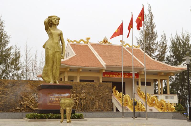 Ảnh minh họa cây dương ở pháp trường Côn Đảo, gắn liền với truyền thuyết về Võ Thị Sáu